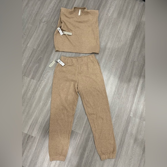 Aritzia matching set - Picture 2 of 4